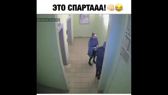 На видео, полученной с камеры подъезда, видно, как молодая девушка выходит из лифта, спотыкается об ногу заходящих в лифт пассаж