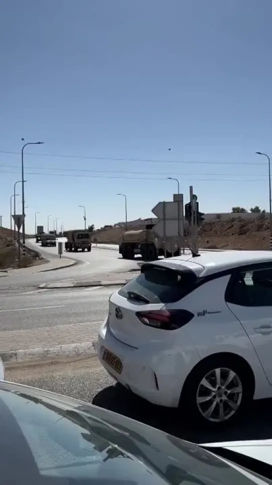 ️Un convoy militar estadounidense con lanzadores del sistema de defensa antimisiles THAAD y vehículos de apoyo en una carretera