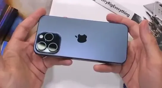 ❓Титановый iPhone 15 Pro Max легко ломается под небольшим напором.