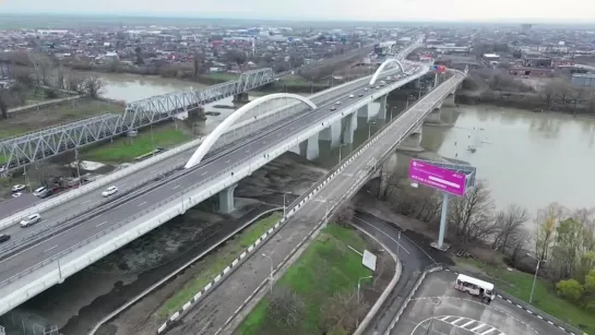 В Краснодаре на год раньше завершили возведение Яблоновского моста