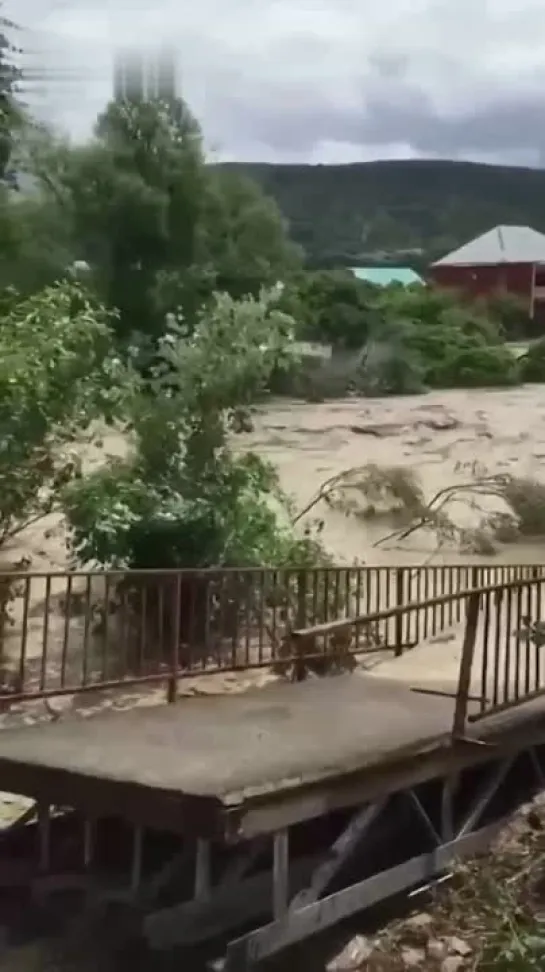 В Краснодарском крае мост снесло потоком воды за пару секунд