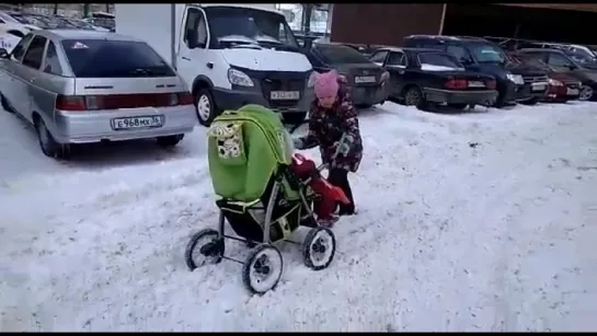 Девочка застряла в снегу с коляской