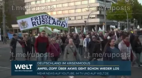 ☝ #DE #GERMANY #Протесты Тысячи людей выходят на протесты почти по всей восточной Германии.
"МИР С РОССИЕЙ" с такими плакатами в