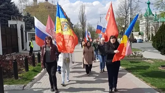 ☝ #Moldova #Кишинев У посольства РФ в Кишиневе прошла акция в поддержку дружбы народов Молдовы и России.

"Мы собрались, чтобы