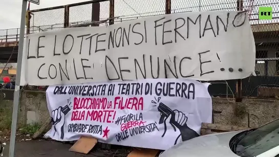 ☝ #Italy #NoWar В Италии профсоюзные рабочие проводят митинг против поставок оружия на Украину.
На улицах собралось около 100 де