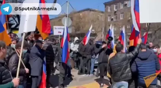 ☝ #Армения У российского посольства в Армении прошла акция в поддержку России и миротворческого контингента в Нагорном Карабахе.