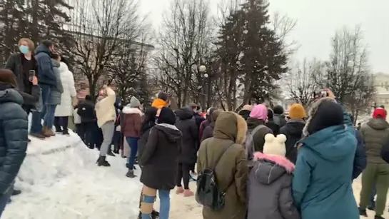 Дед балдеж с детьми возле снежной горки