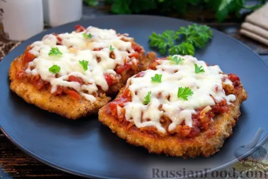 Шницель с томатной сальсой и сыром