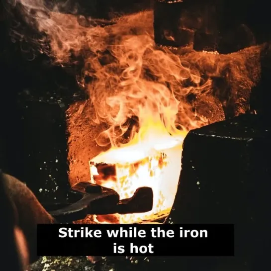 Английские пословицы: Strike while the iron is hot