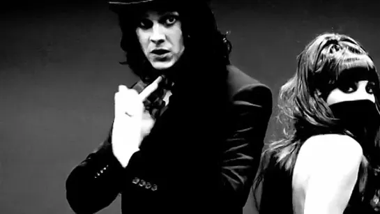 The Dead Weather - I Cut Like A Buffalo