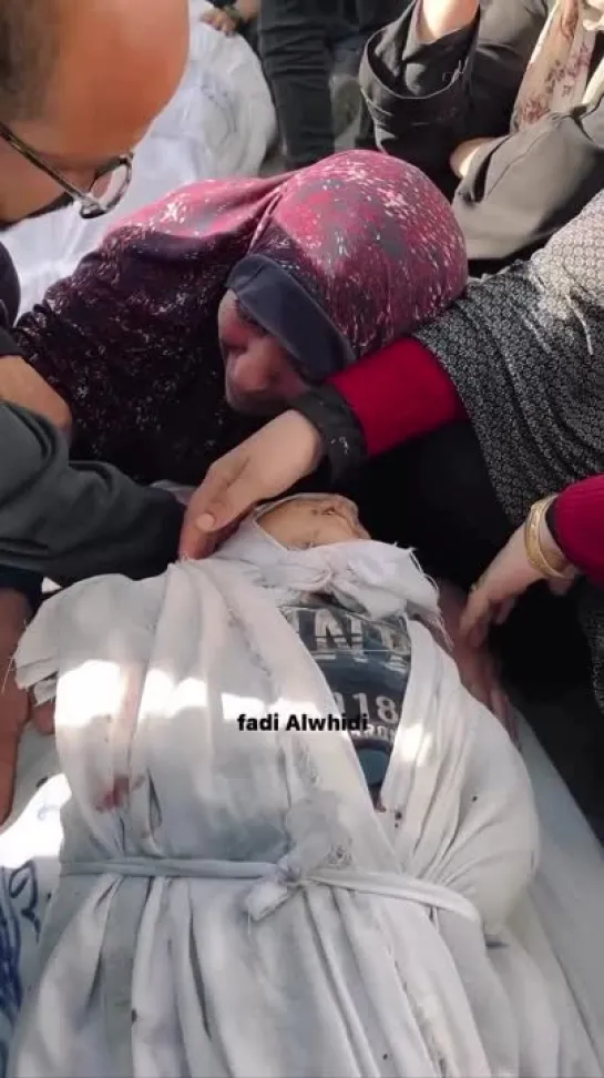 Una madre palestina se despide de su hijo pequeño asesinado por Israel en la Franja de Gaza