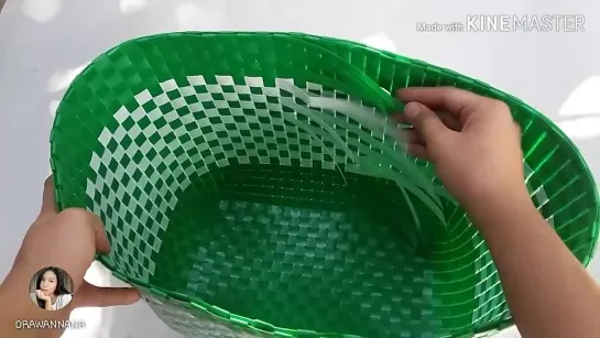 83_วิธีสานกระเป๋าถือจากเส้นพลาสติก How to weave a plastic bag.