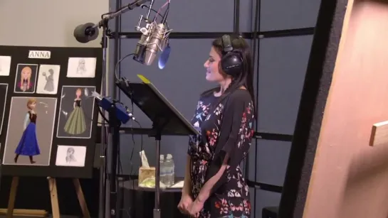 Frozen- Kristen Bell 'Anna' & Idina Menzel 'Elsa' Behind the Scenes