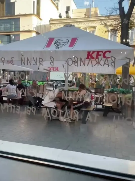 Un grupo de jóvenes huele un polvo blanco en un lugar lleno de gente a plena luz del día en Odessa. Al parecer, la situación no