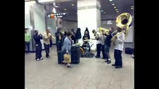 Hypnotic Brass Ensemble - ''Balicky Bon'' in NY subway (LIVE)