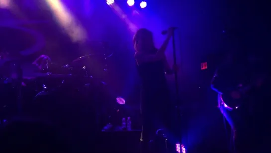 The Pretty Reckless - Living In The Storm (Club LA)