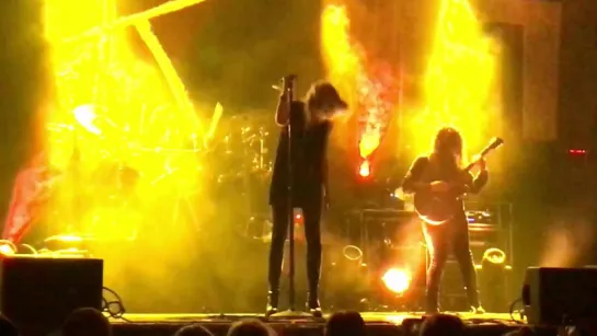 The Pretty Reckless - Heaven Knows (Revolution Live)