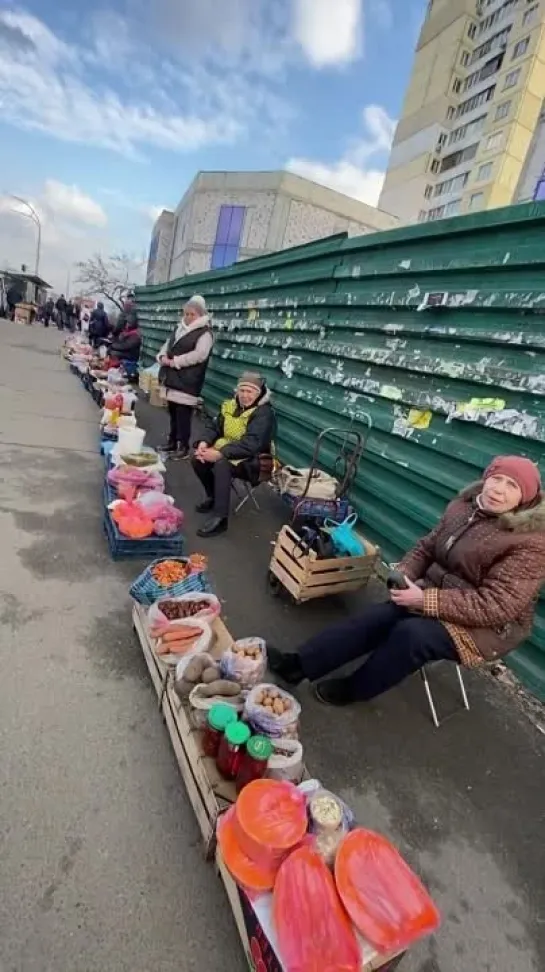 Киев, 10.04.2024 утро раннее...Еще недавно эти женщины были красивыми девушками...но у власти мерзкое существо Зеленский, которы