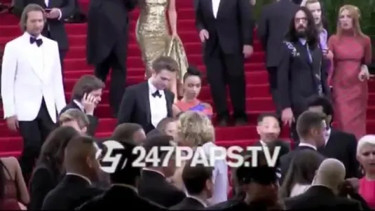 Роб прибывает на Met Gala 04.05.2015 в НЙ