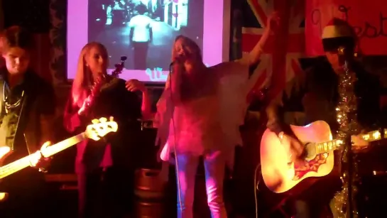 Lizzy & Victoria Pattinson singing Christmas song