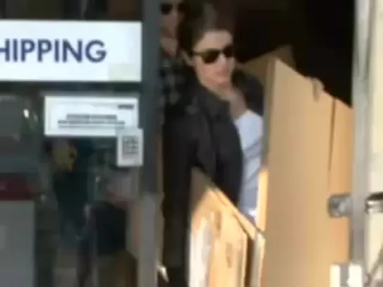 Rob and Nikki packing boxes (paparazzi video)