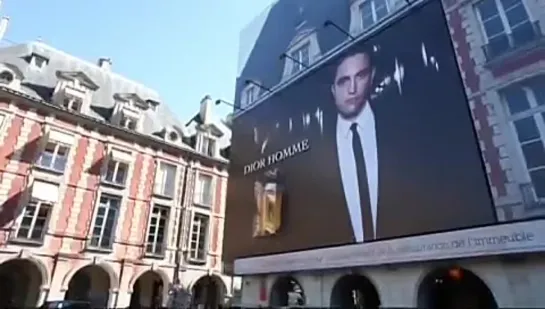 Как люди реагируют на плакаты DiorRob. Париж.