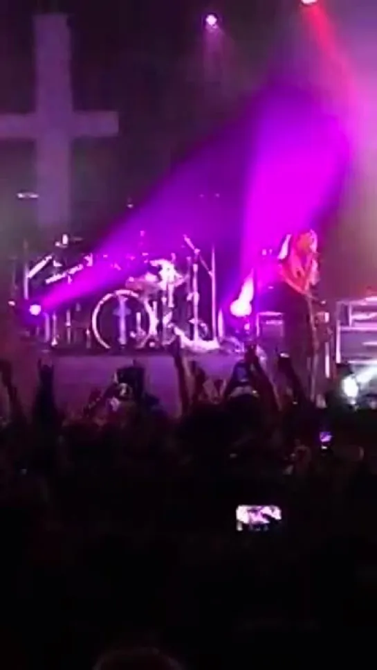 The Pretty Reckless - Why'd You Bring a Shotgun to the Party (Best Buy Theater)