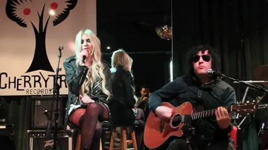 The Pretty Reckless - Light Me Up (Live At The Cherrytree House)