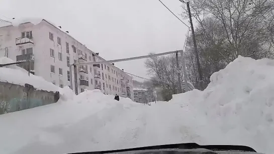 По улице Шахтёрской (Синегорск, январь 2022)