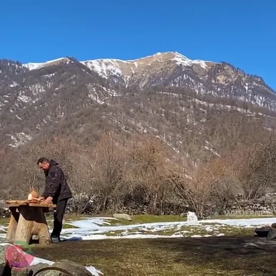 Приготовленный сочный мясной рулет с начинкой