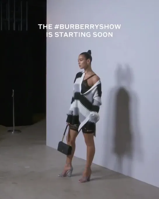 Дуа с Анваром на показе Burberry в Лондоне 16 сентября