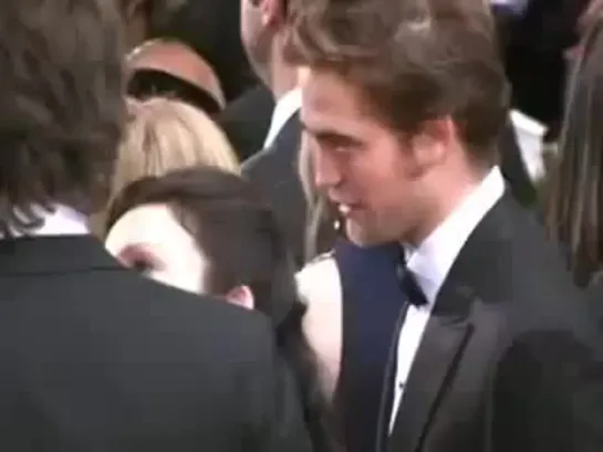 Robert Pattinson Dazzling Fans on the Oscars Red Carpet