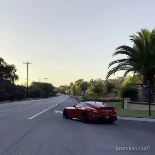 Ferrari F12 VS 812