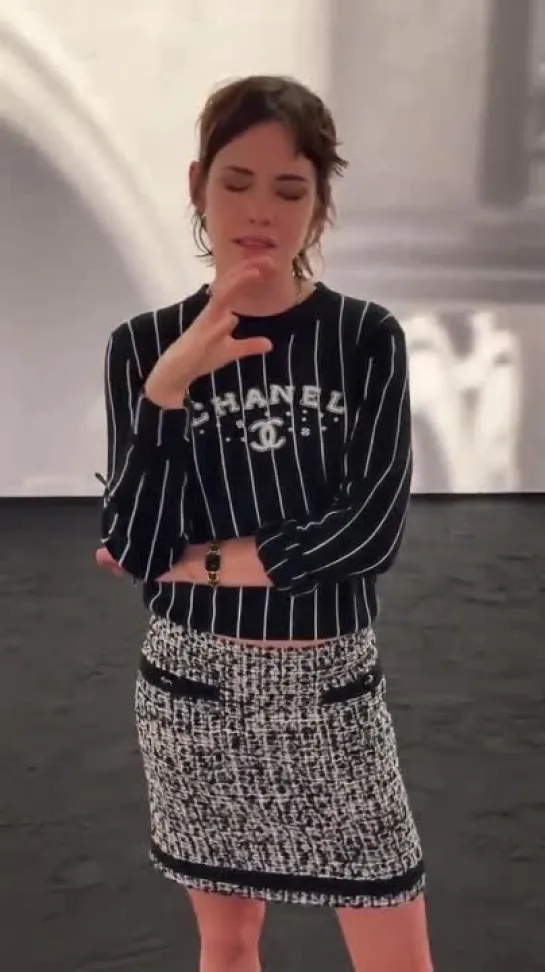 📹 #KristenStewart attend #Chanel Womenswear Spring/Summer show at Paris Fashion Week | October 4, 2022