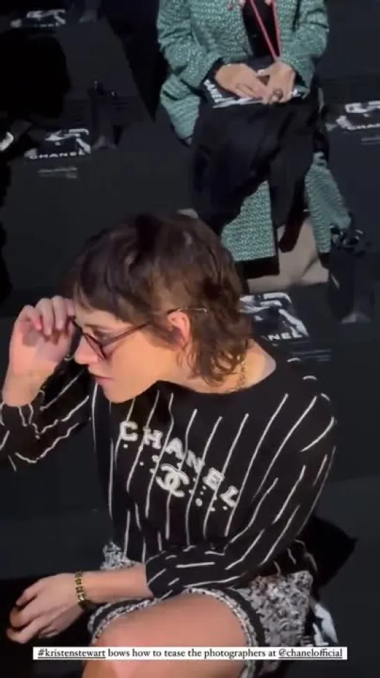 📹 #KristenStewart attend #Chanel Womenswear Spring/Summer show at Paris Fashion Week | October 4, 2022