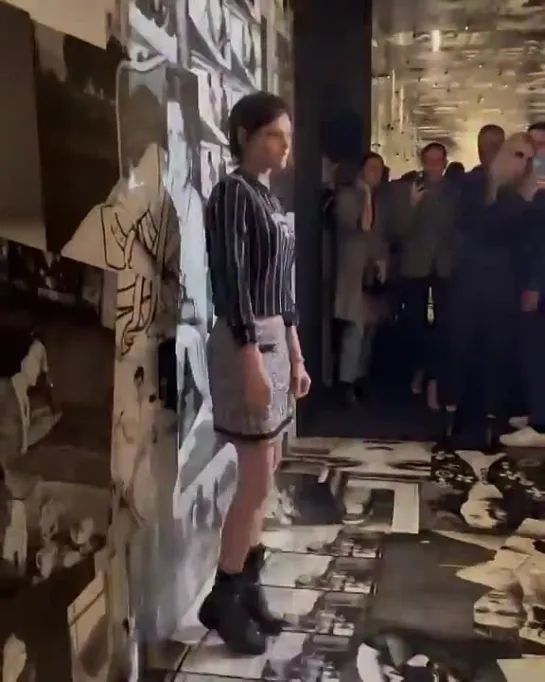 📹 #KristenStewart attend #Chanel Womenswear Spring/Summer show at Paris Fashion Week | October 4, 2022