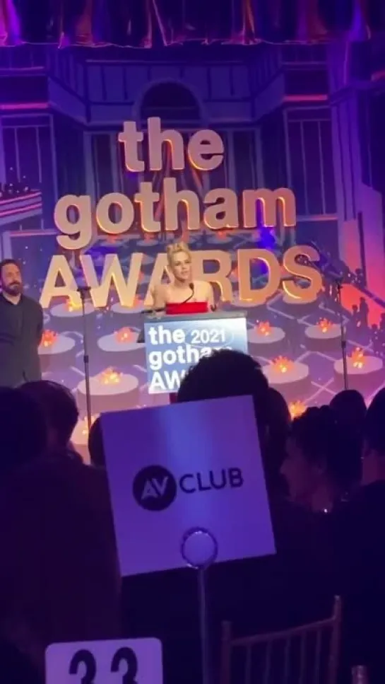 Кристен Стюарт принимает награду от Джулианны и Пабло #GothamAwards