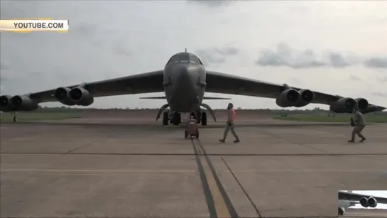 Ядерный бомбардировщик B-52 завел двигатели порохом видео