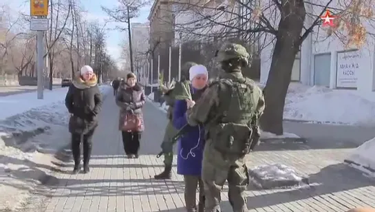 Военные в центре Екатеринбурга дарили девушкам цветы