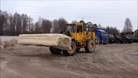 Погрузка досок на тягач / Loading planks for the construction of a frame house