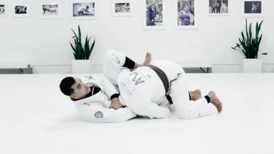 LOOP CHOKE WHEN YOUR OPPONENT ATTACKS THE OVERUNDER PASS