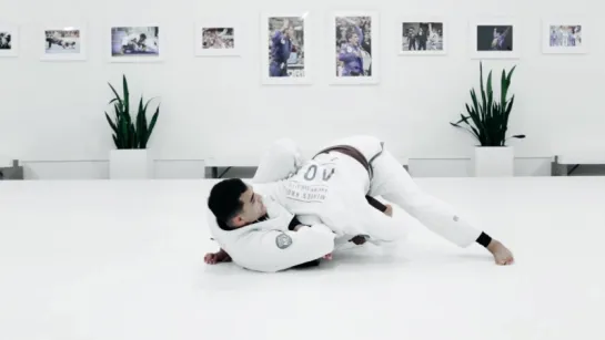 LOOP CHOKE WHEN YOUR OPPONENT ATTACKS THE KNEE SLIDE