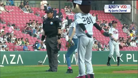 130605 Gayoon & Soheyun - Korean Professional Baseball League