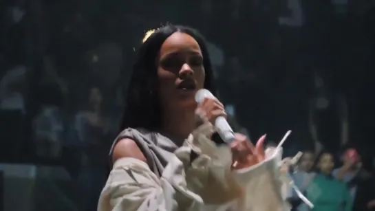 Rihanna -  Love The Way You Lie.  DVD The ANTI World Tour