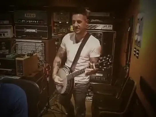 Chris Daughtry twitvid: Oh noooooo...JP is gonna lay down some banjo!