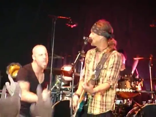 Fuel ft. Daughtry - Hemorrhage (In My Hands) (Live)