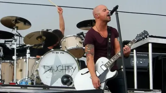 Daughtry - Crawling Back To You (Live)