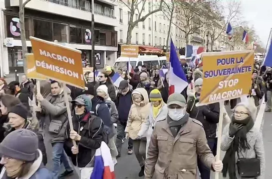 Макрон раболепно расстелился перед Трампом на церемонии открытия Собора Парижской Богоматери и чуть не оторвал ему руку