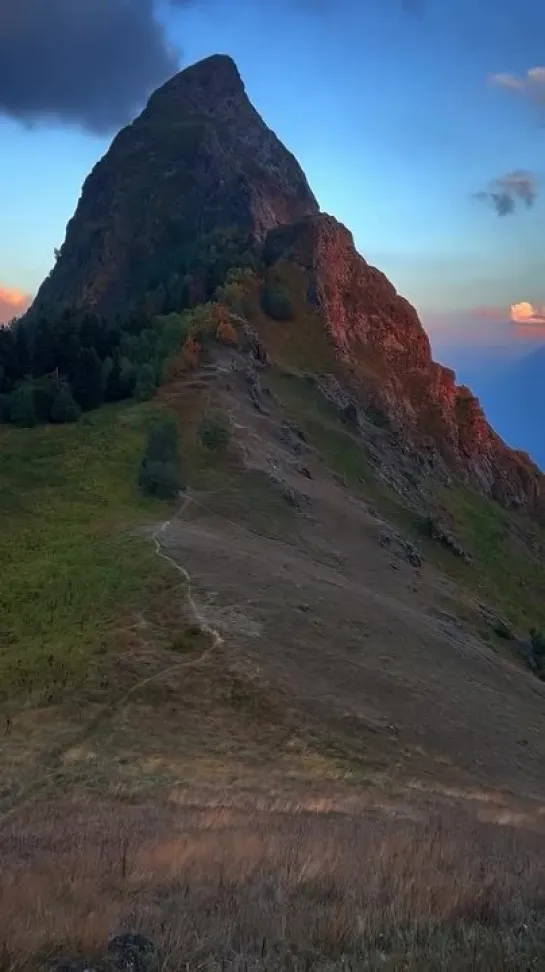 🏔️ Зуб Закан 

Чтобы увидеть важное , бывает  нужно сделать шаг назад , а иногда и не один .