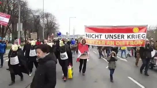 ☝ #EU #Austria #Vienna #Митинг #СВО Жители Вены вышли на антивоенный митинг в центре города.
Они требуют нейтральной позиции Авс